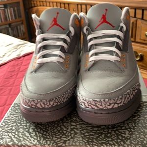 Jordan 3’s Cool Grey size 10.5